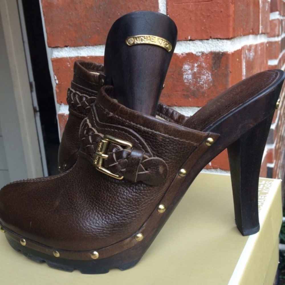 Brown mules